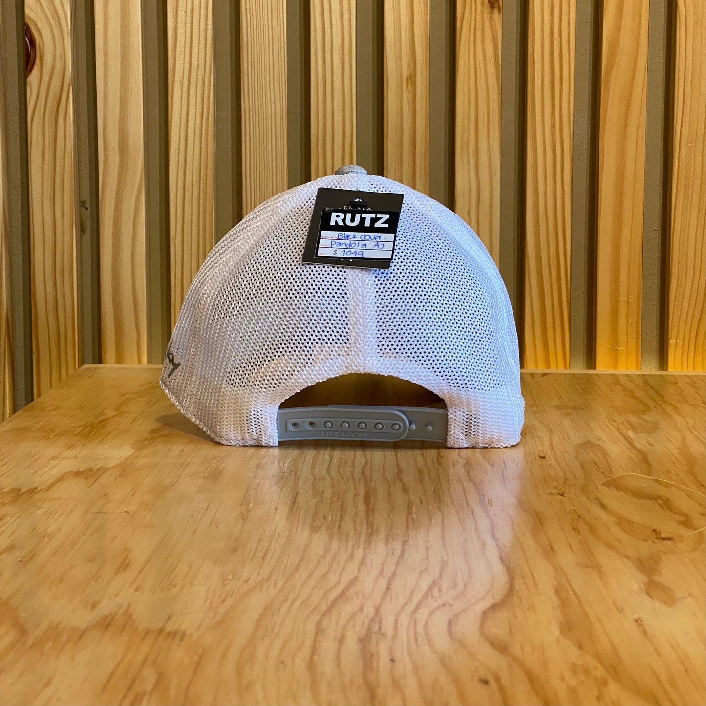 Gorra Black Clover Pandora Gris Blanco Ajustable