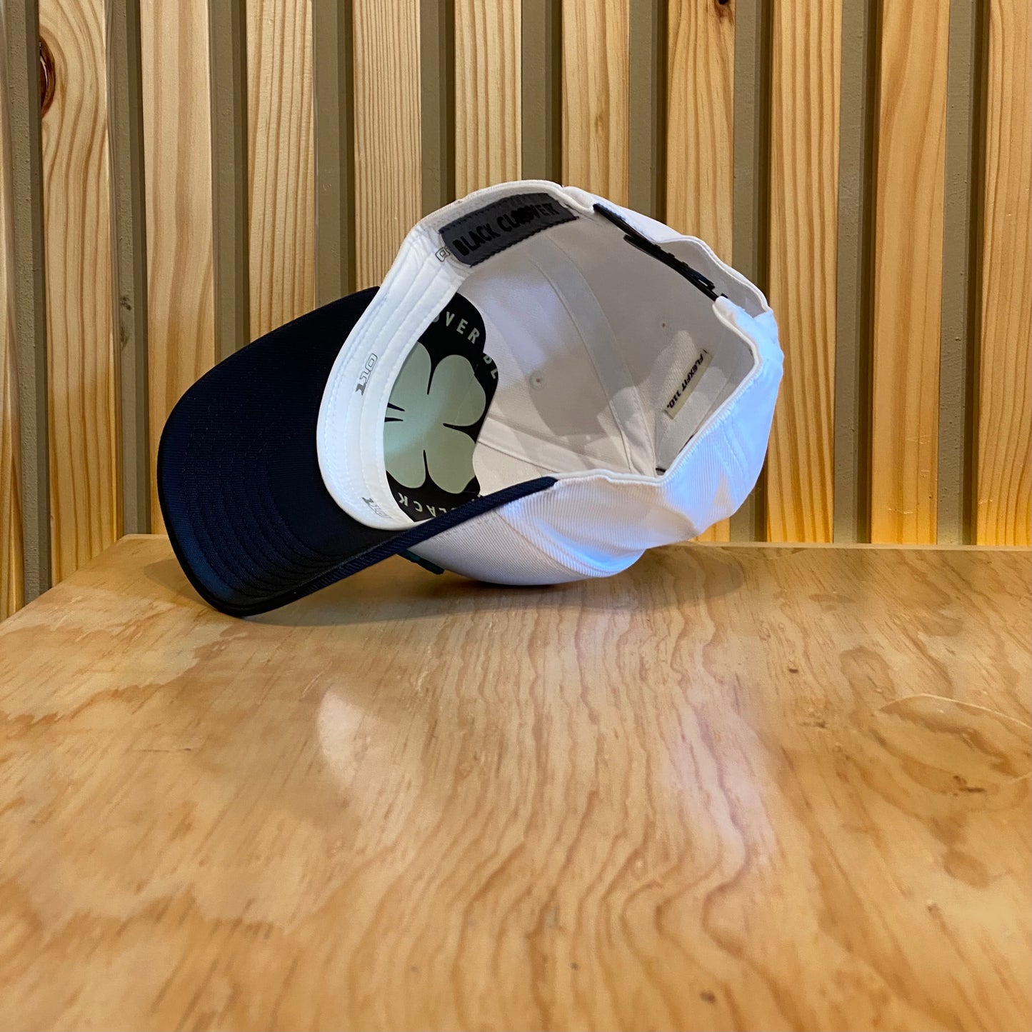 Gorra Black Clover Superior 1 Blanco Negro Ajustable