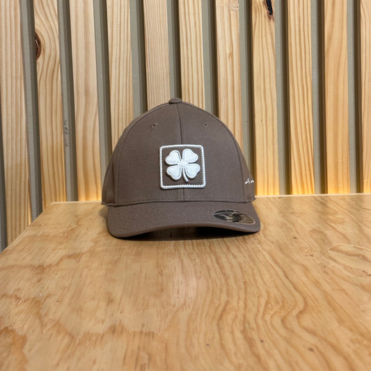 Gorra Black Clover Boxed In Luck 3 Cafe Ajustable