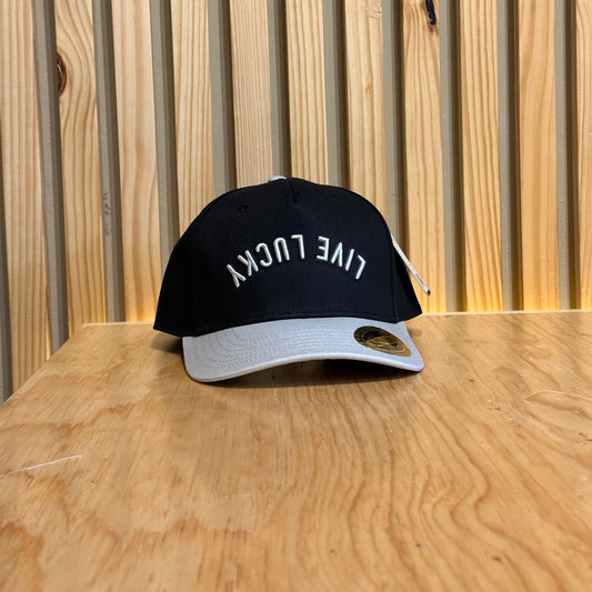 Gorra Black Clover Upside Down Luck 3 Negro Gris Ajustable