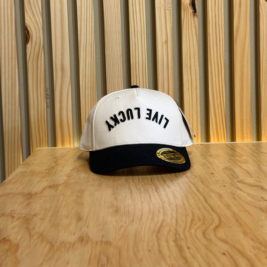 Gorra Black Clover Upside Down Luck Juvenil Beige Negro Ajustable