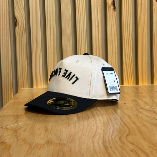 Gorra Black Clover Upside Down Luck Juvenil Beige Negro Ajustable