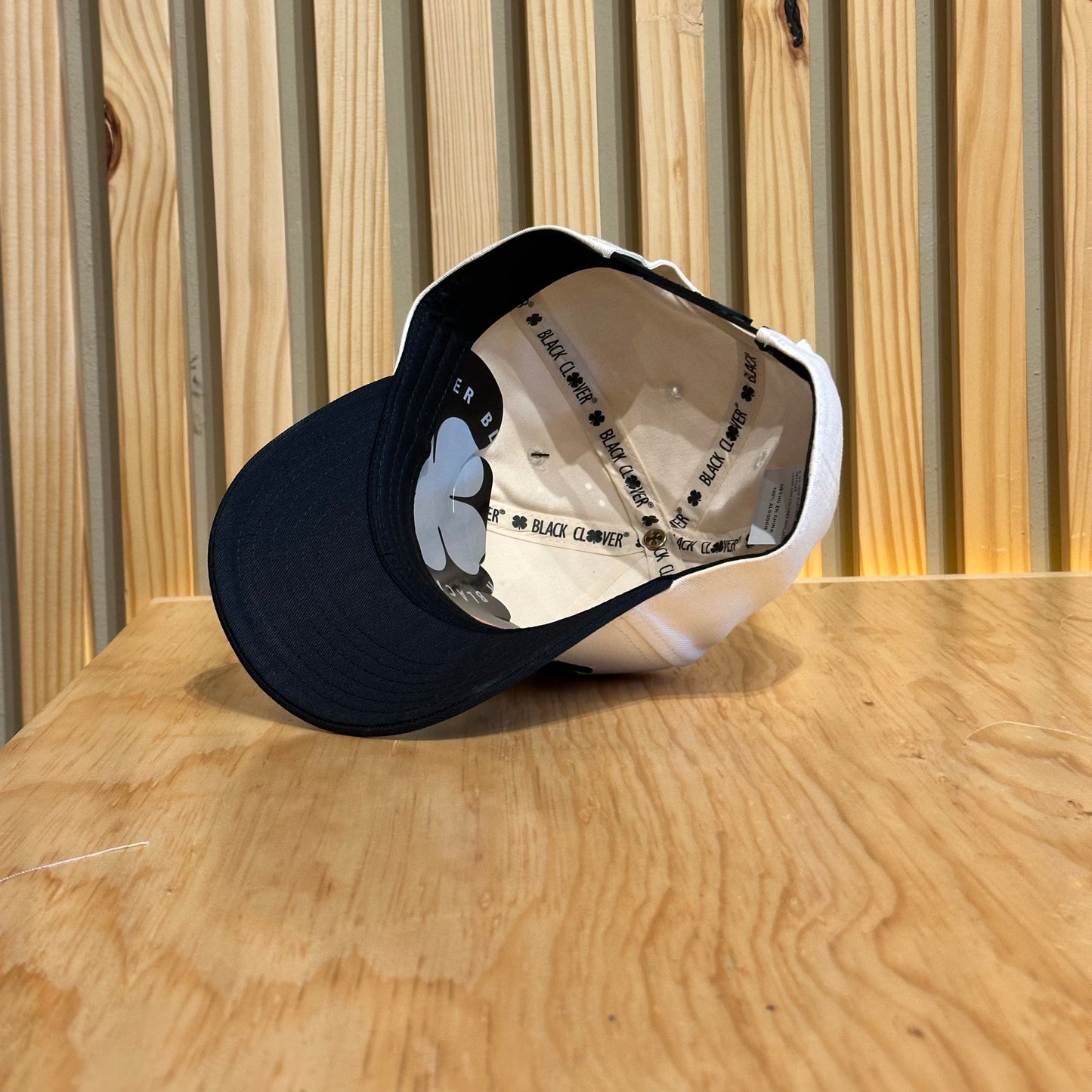 Gorra Black Clover Upside Down Luck Juvenil Beige Negro Ajustable