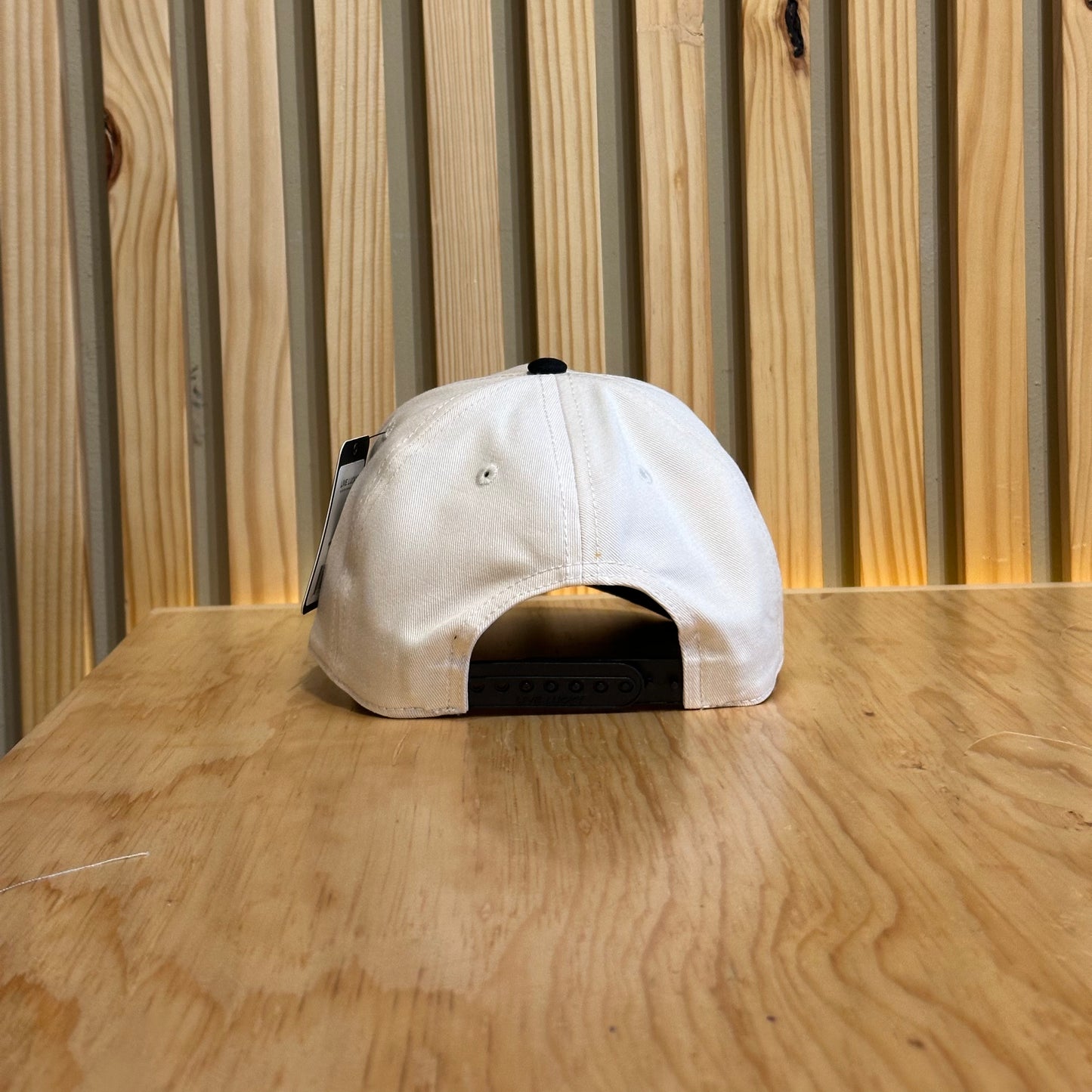 Gorra Black Clover Upside Down Luck Juvenil Beige Negro Ajustable