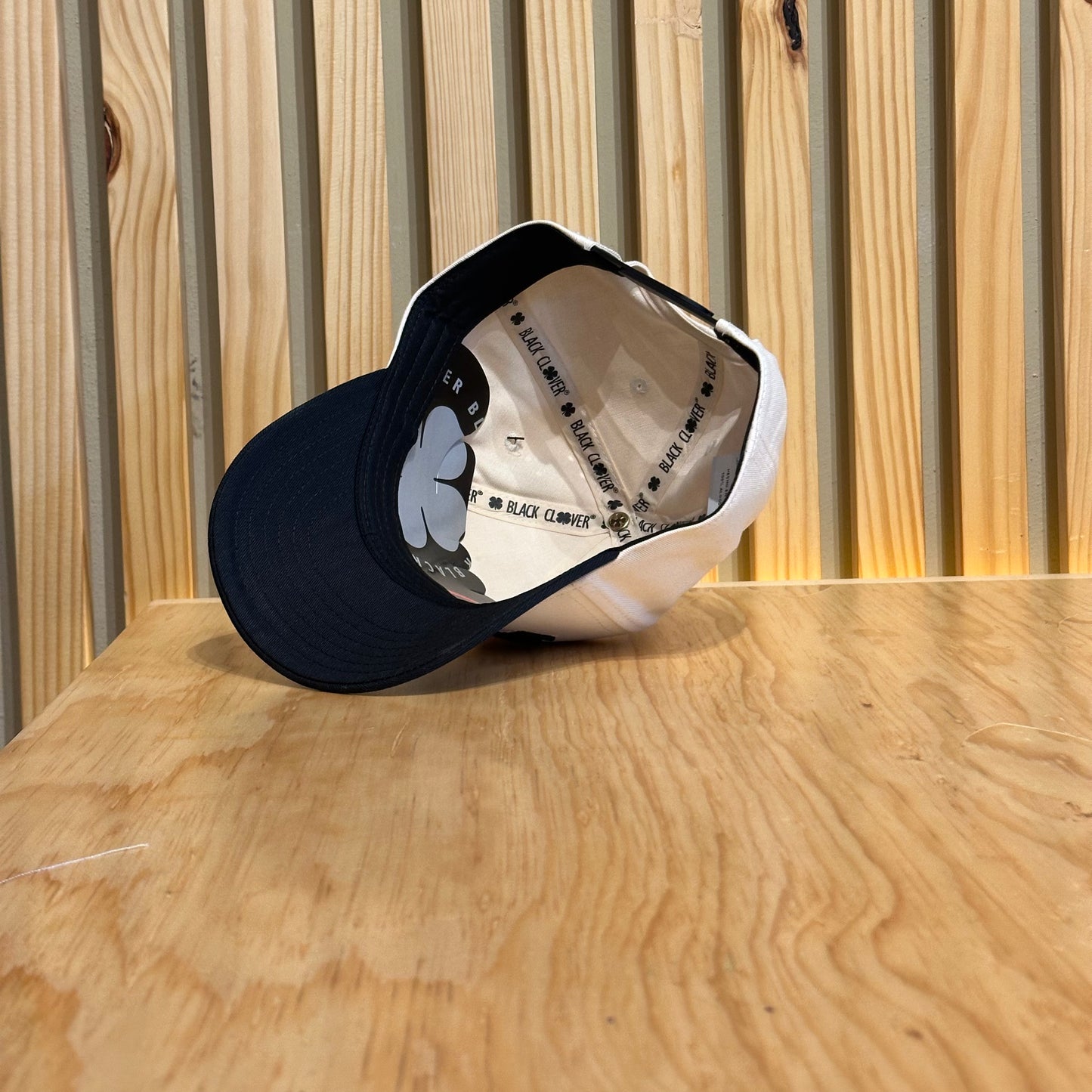 Gorra Black Clover Upside Down Luck Juvenil Beige Negro Ajustable