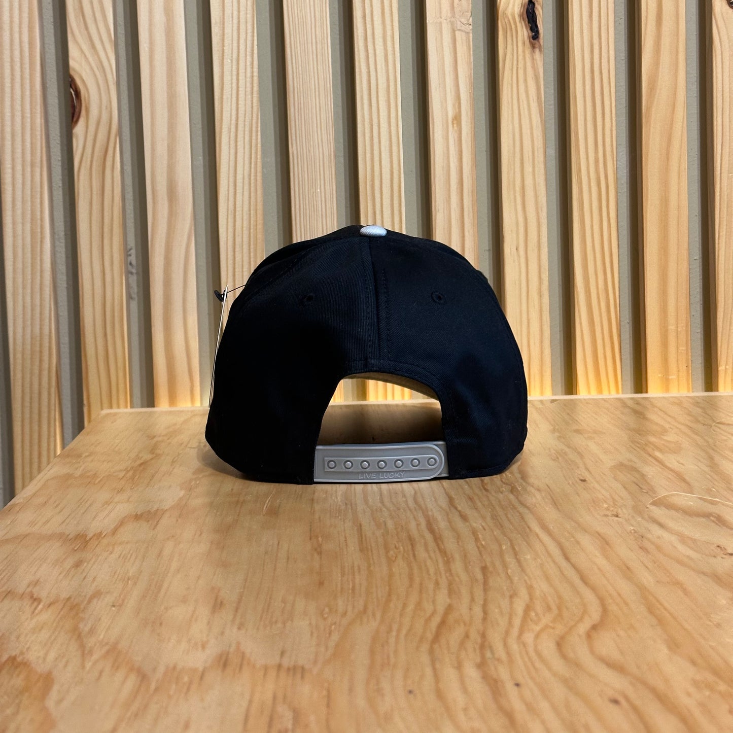 Gorra Black Clover Upside Down Luck 3 Negro Gris Ajustable