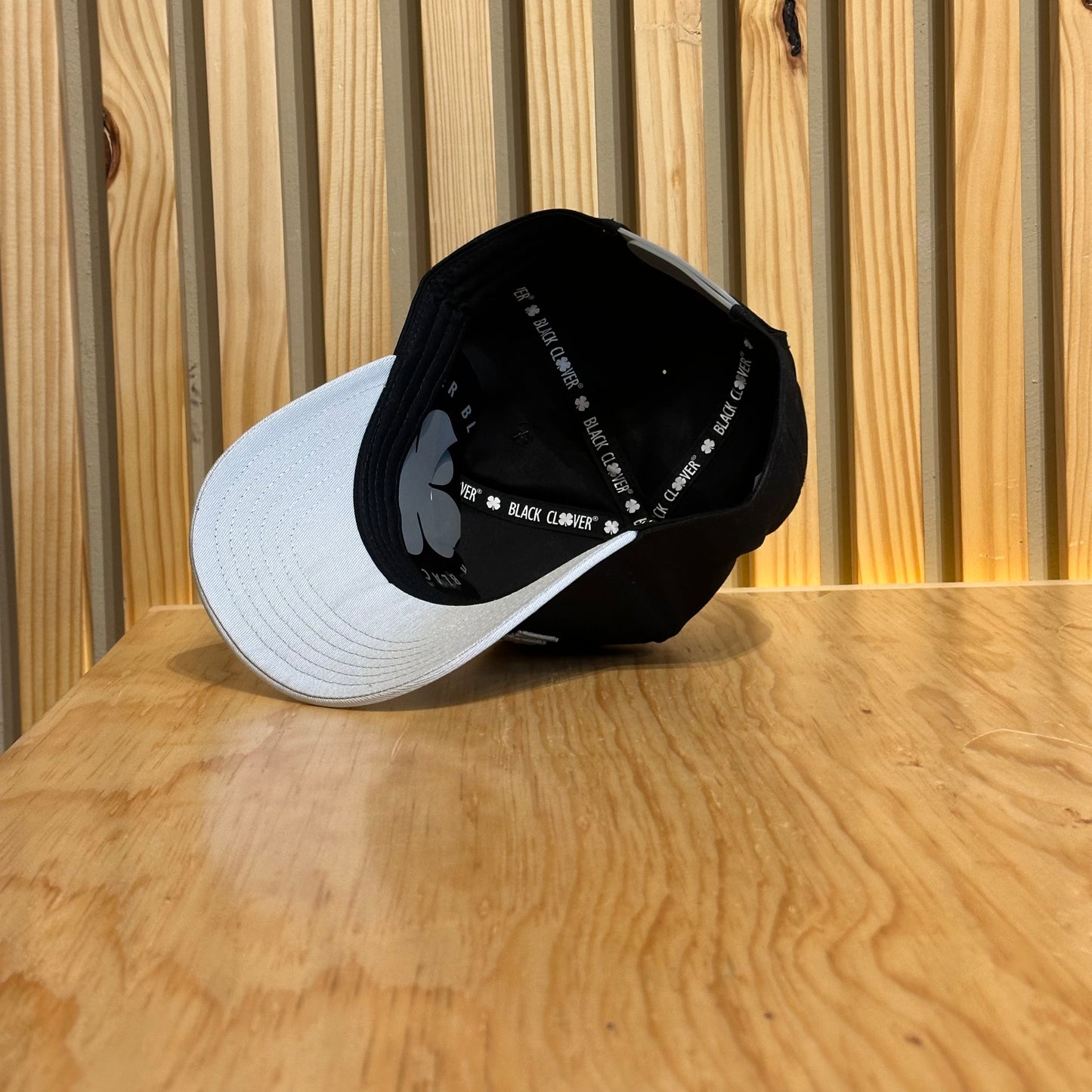 Gorra Black Clover Upside Down Luck 3 Negro Gris Ajustable