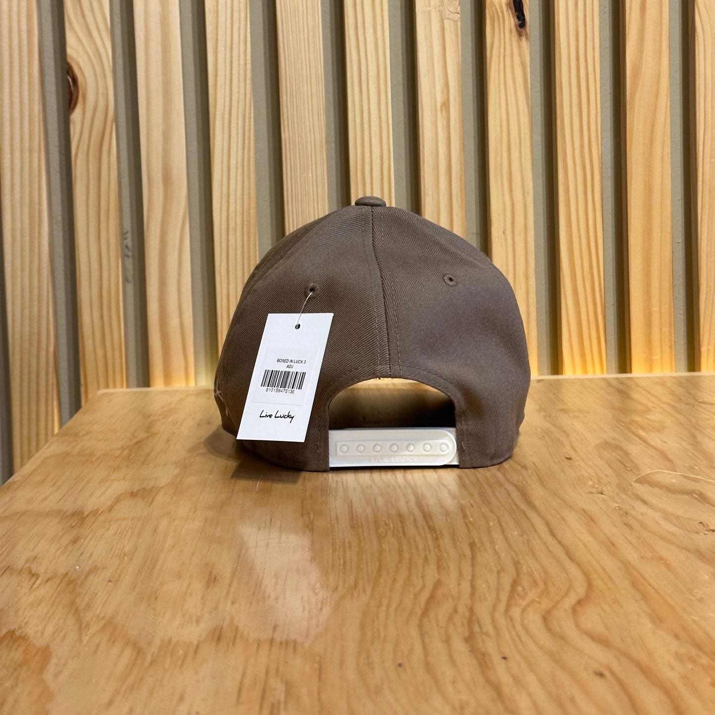 Gorra Black Clover Boxed In Luck 3 Cafe Ajustable