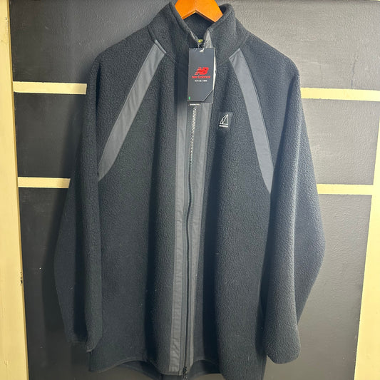 Chamarra New Balance All Terrain Oversized Negro 30WJ13505B