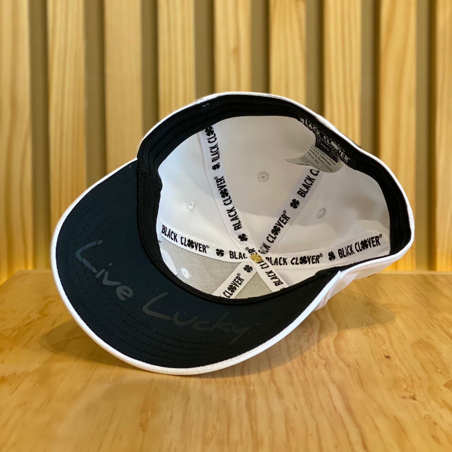 Gorra Black Clover Premium 1 Blanco Negro