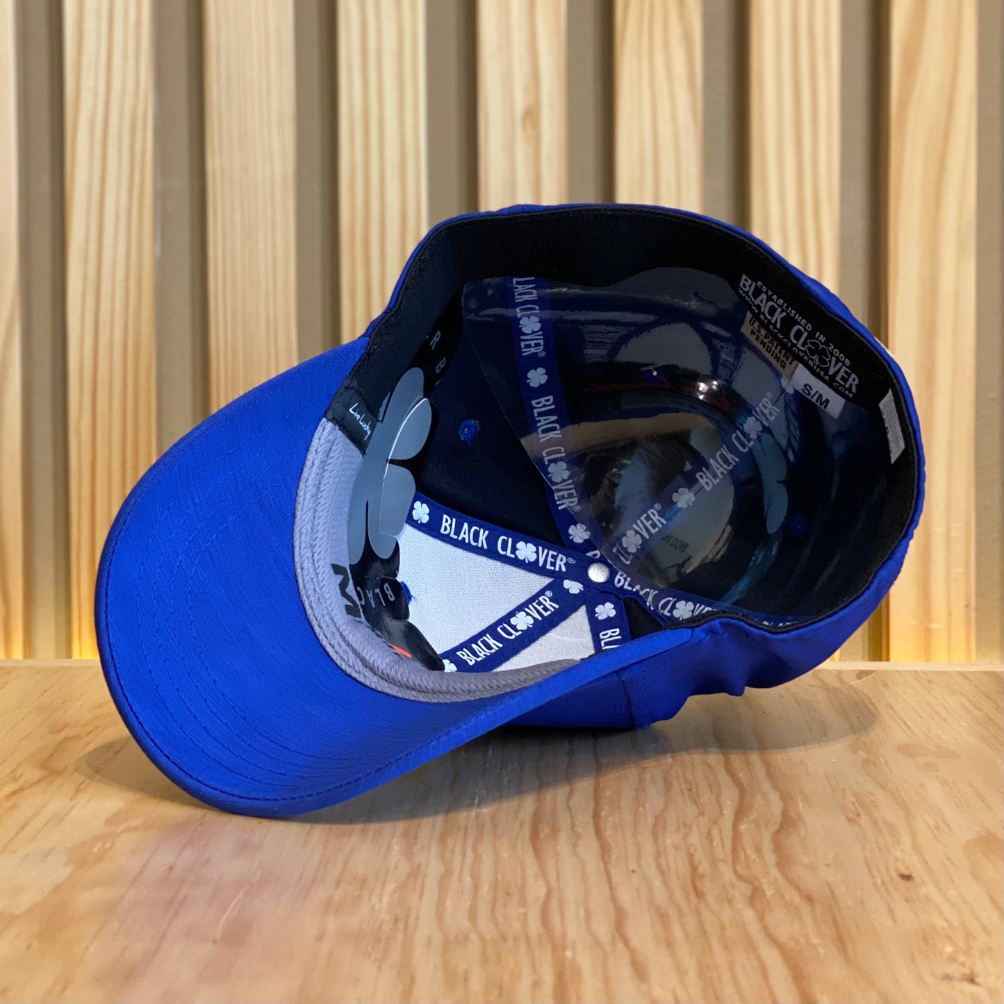 Gorra Black Clover Bravo 6 Azul Amarillo
