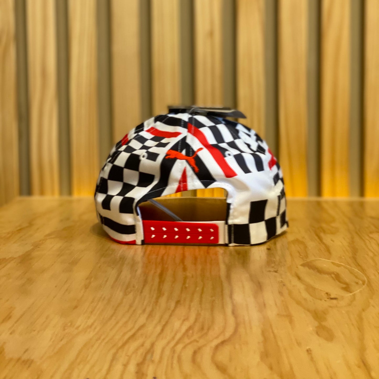 Gorra Puma F1 Graphic BB Cap 02543701 Blanco Negro Rojo Ajustable