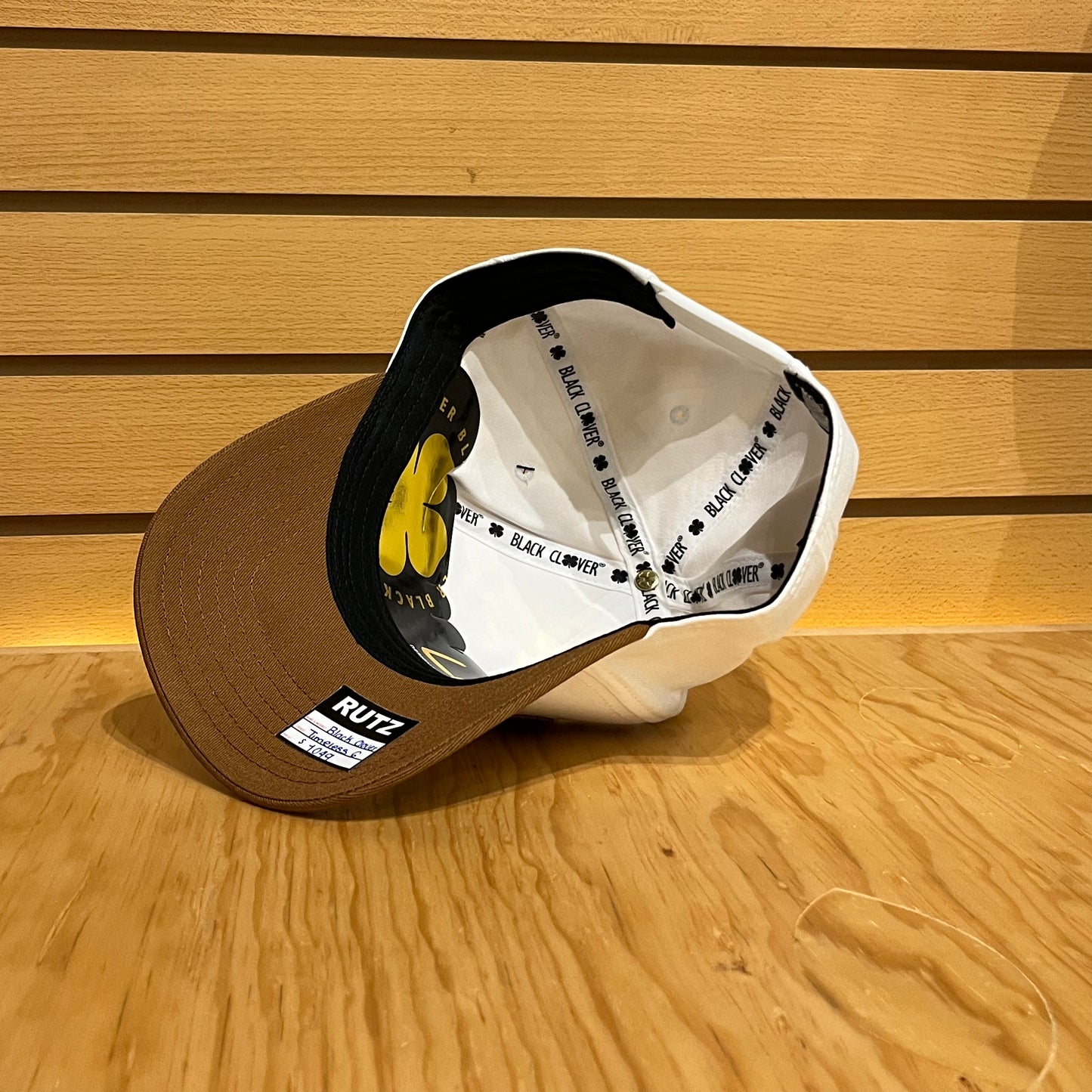Gorra Black Clover Timeles 6 Blanco Café Ajustable
