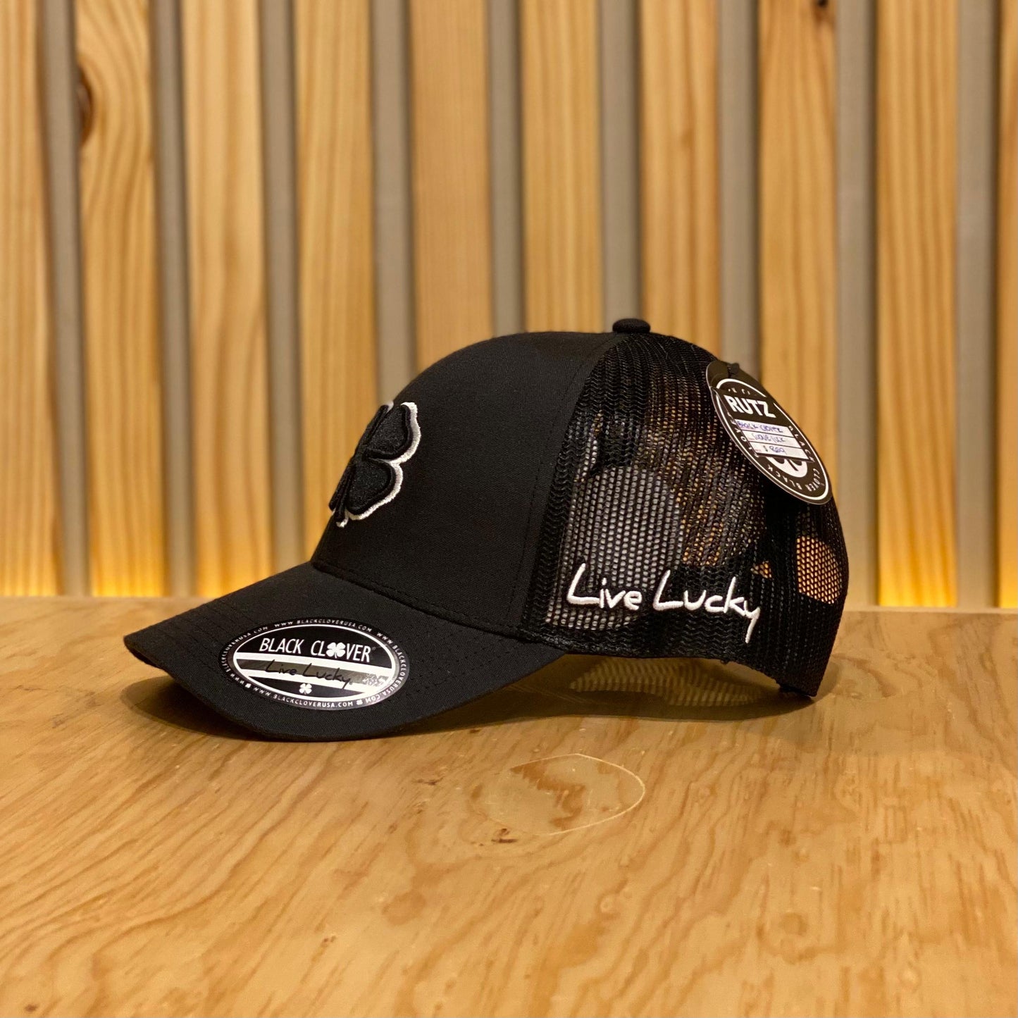 Gorra Black Clover Suave Luck Ajustable Negro con malla trasera