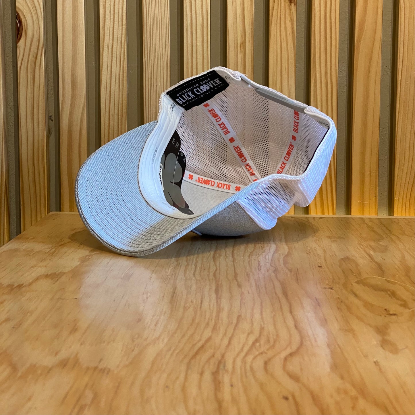 Gorra Black Clover Pandora Gris Blanco Ajustable