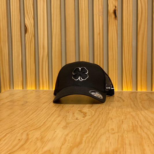 Gorra Black Clover Suave Luck Ajustable Negro con malla trasera