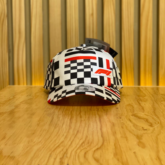 Gorra Puma F1 Graphic BB Cap 02543701 Blanco Negro Rojo Ajustable