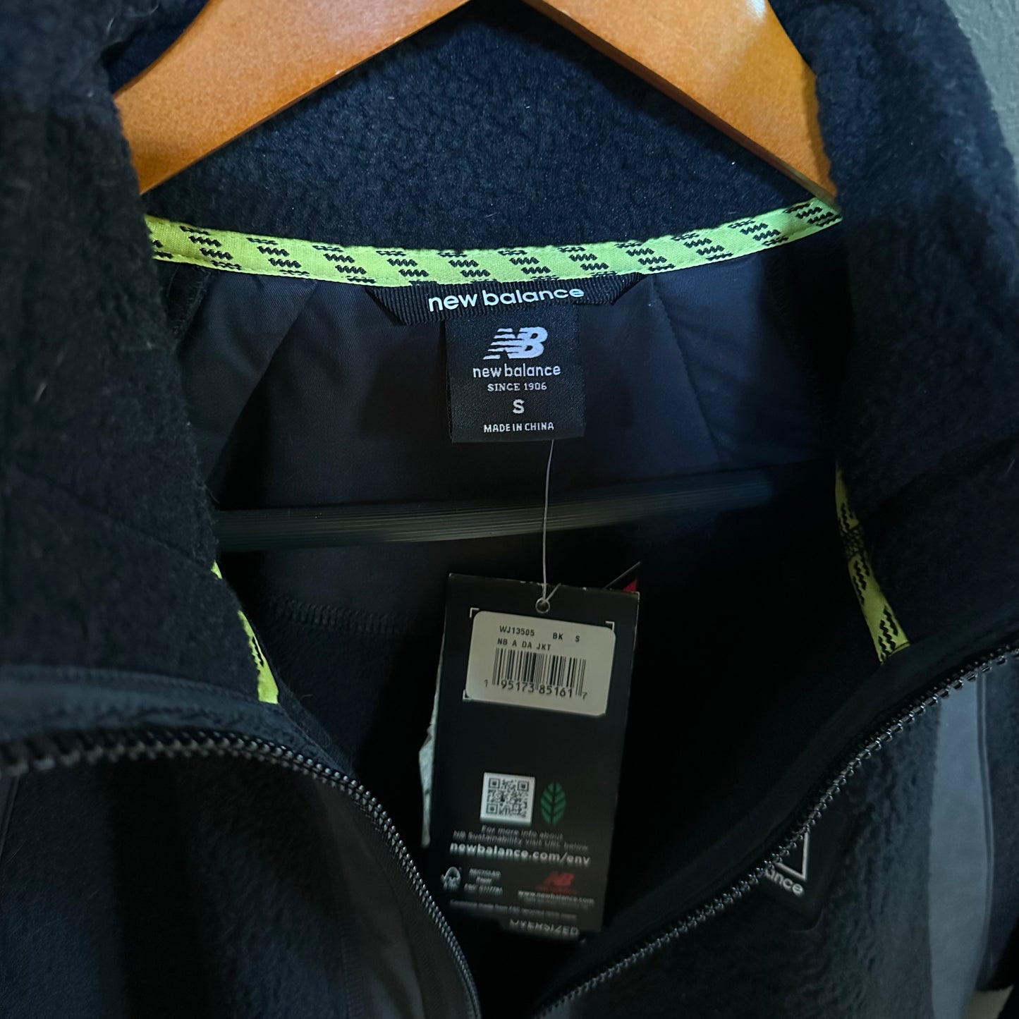 Chamarra New Balance All Terrain Oversized Negro 30WJ13505B