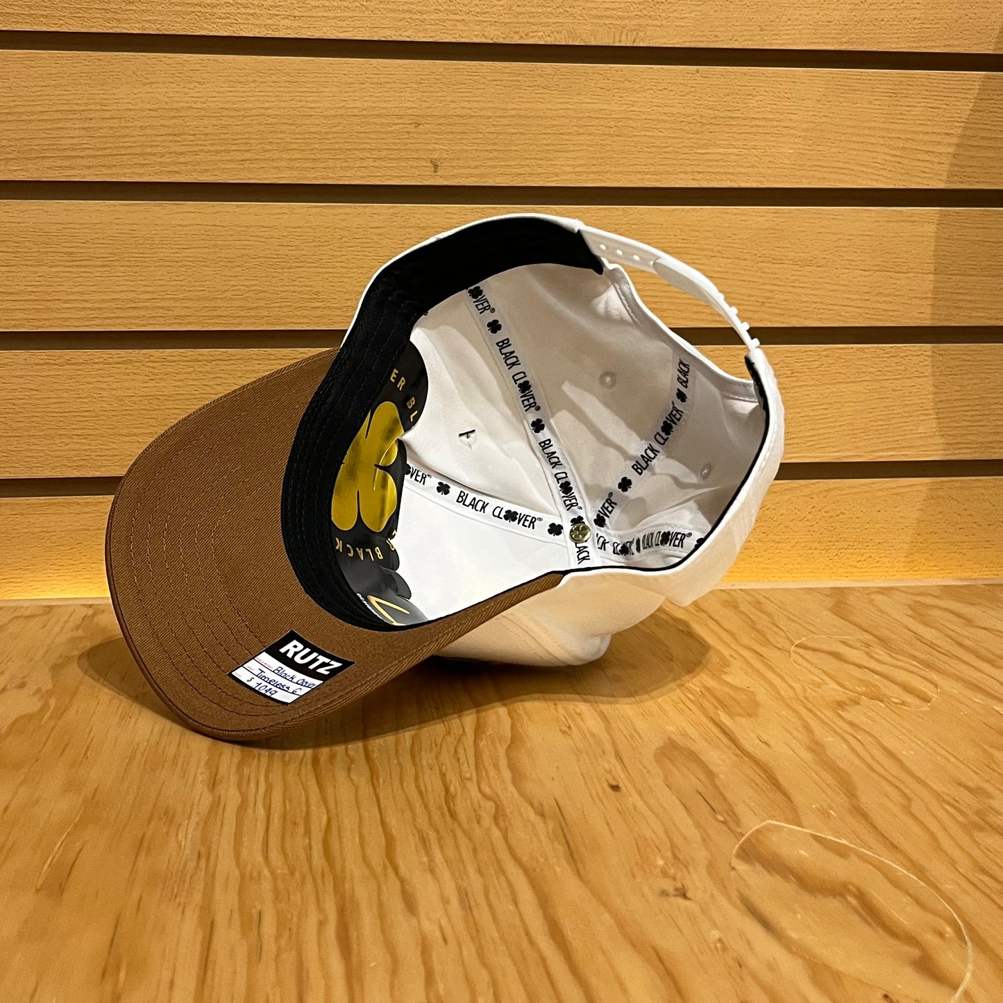 Gorra Black Clover Timeles 6 Blanco Café Ajustable