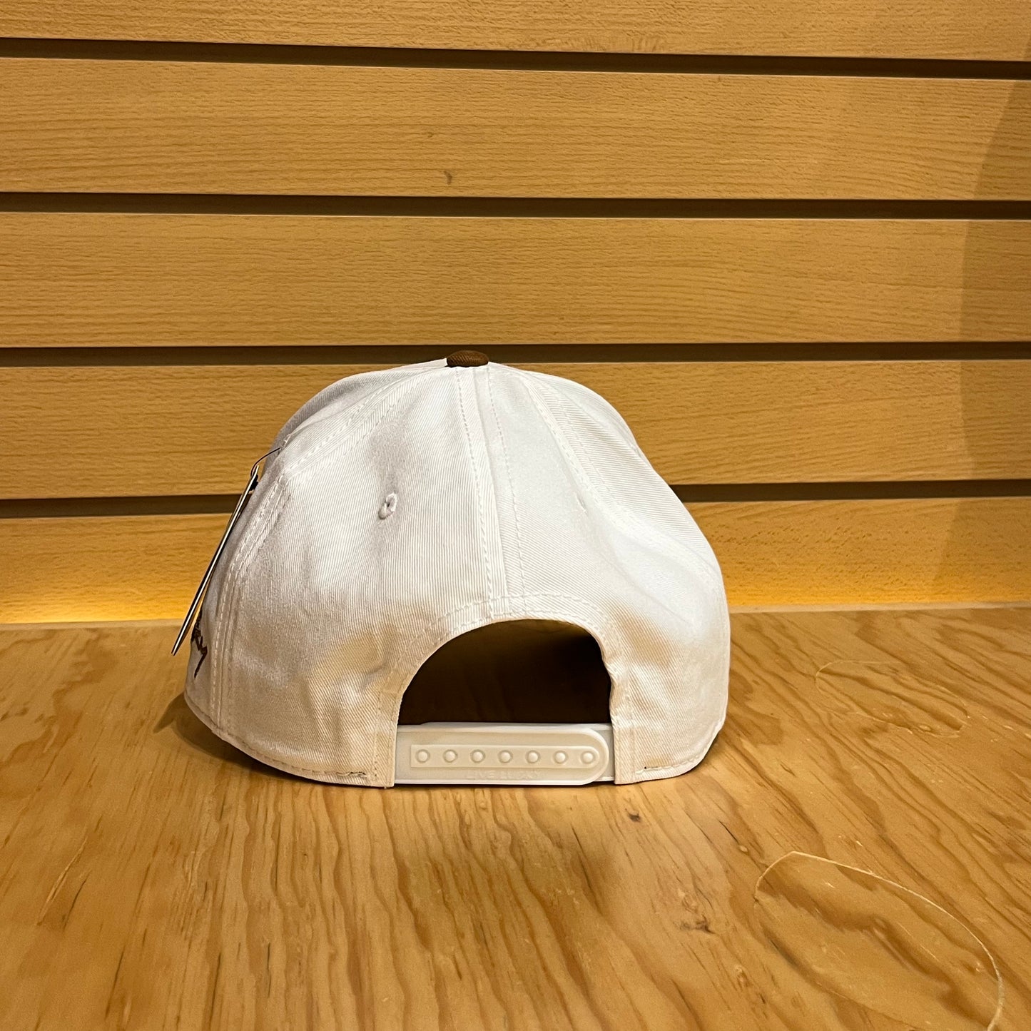 Gorra Black Clover Timeles 6 Blanco Café Ajustable