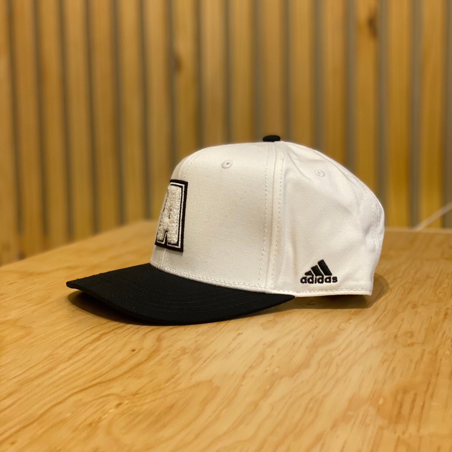 Gorra Adidas Snapback Varsit Blanco Negro IK8360