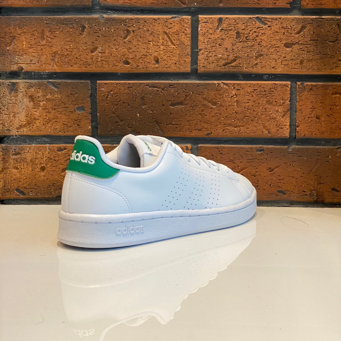 Tenis blancos con verde adidas sale