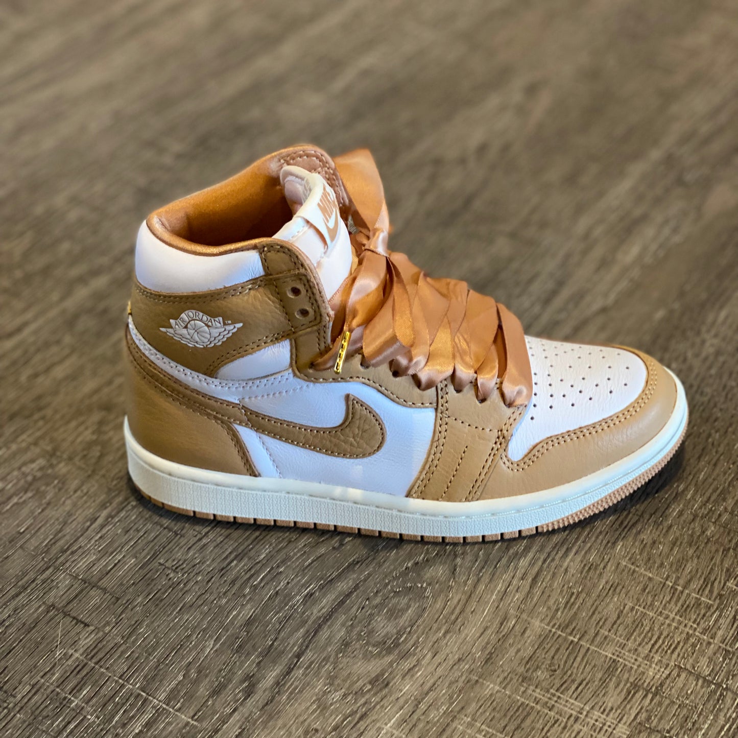 Tenis Nike WMNS air jordan 1 retro HI FN6622 201 Dorado , blanco