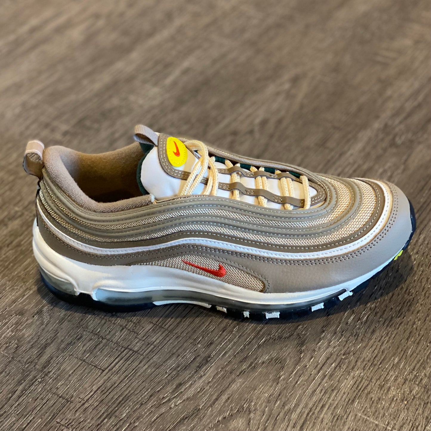 Tenis Nike W air max 97 se FD0357 247 Cafe dorado beige