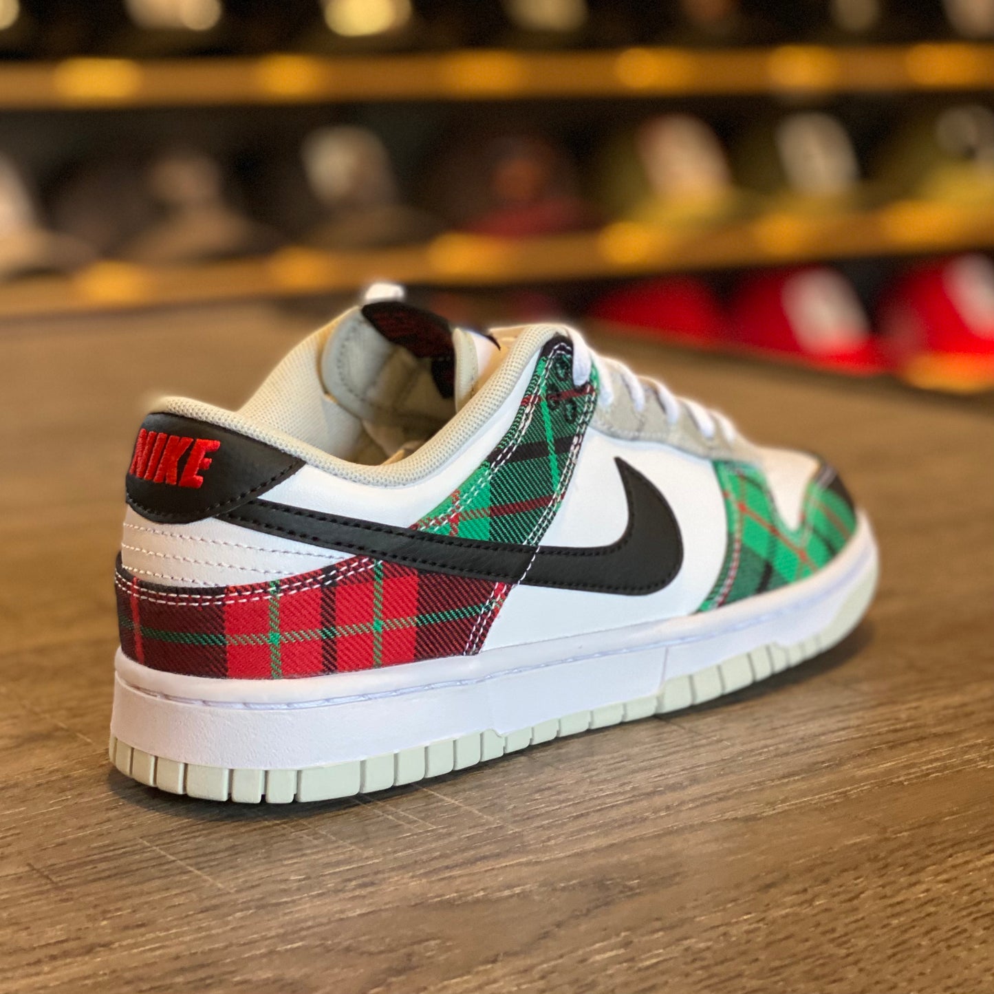 Tenis Nike dunk low retro DV0827 100 Verde blanco rojo