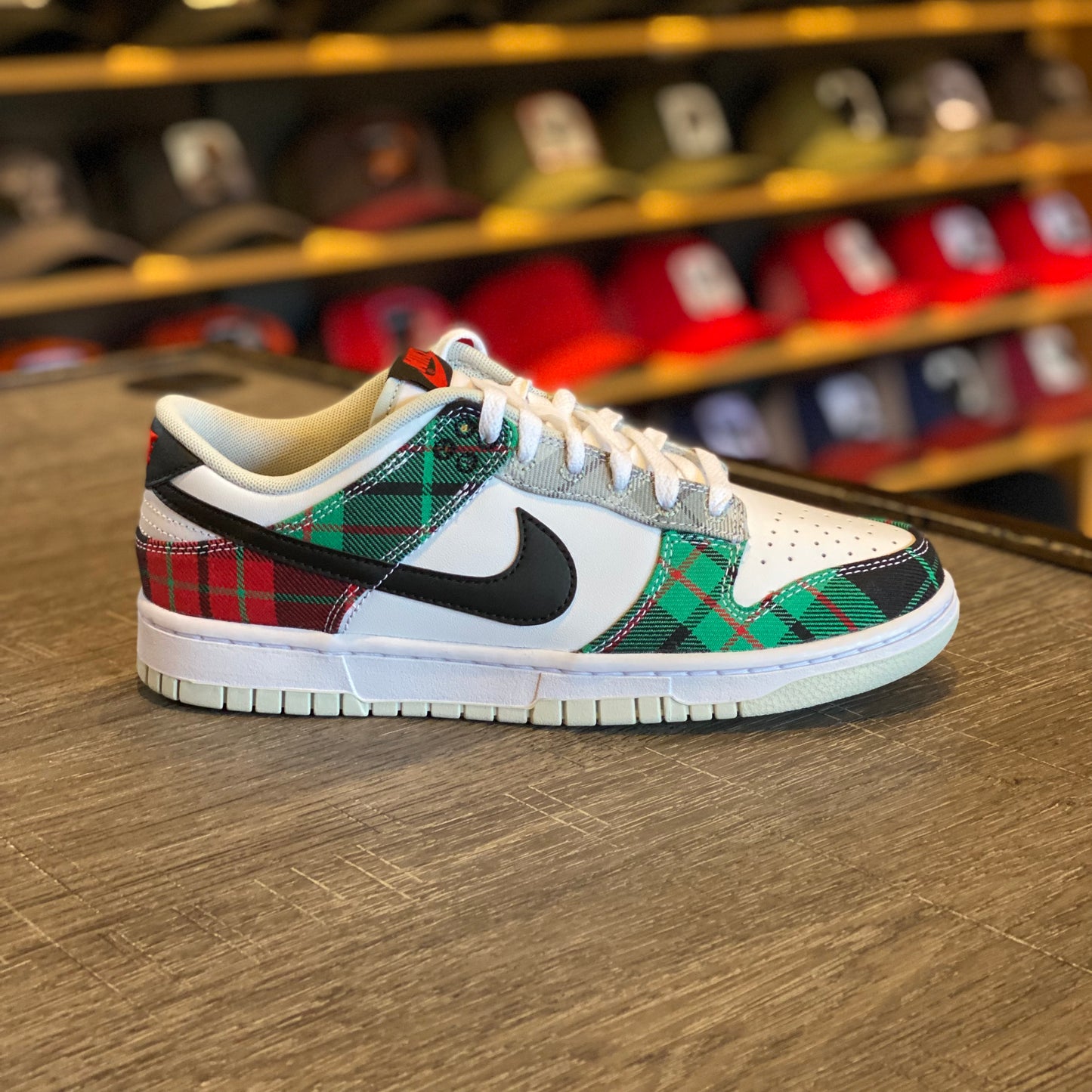 Tenis Nike dunk low retro DV0827 100 Verde blanco rojo