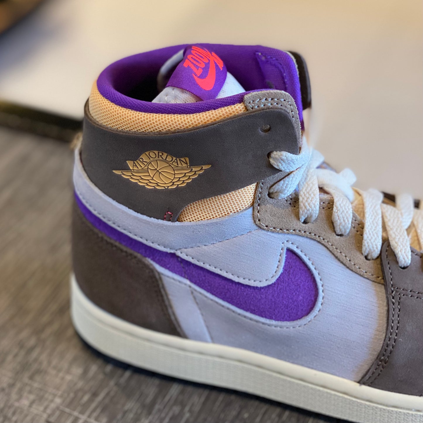 Tenis Nike Air jordan 1 zm air DV1307 205 Cafe , gris , morado