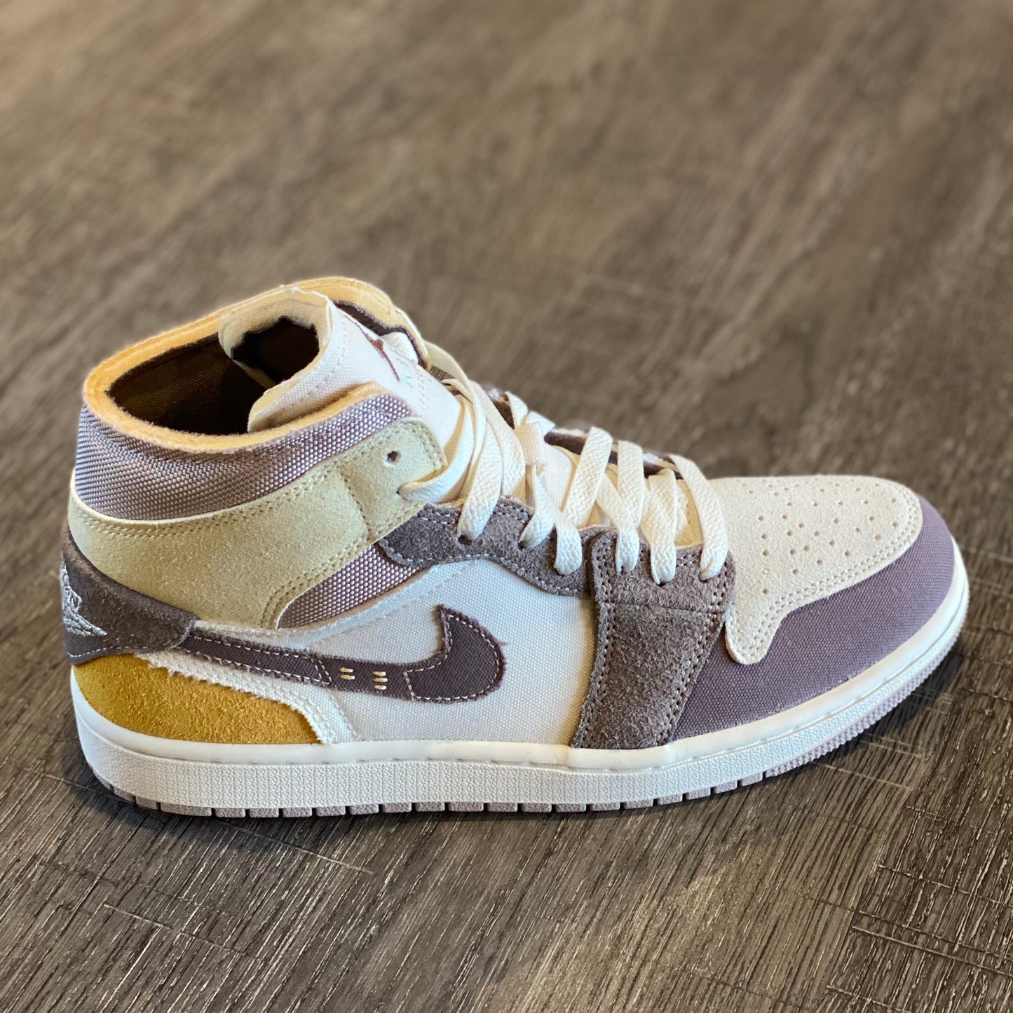 Tenis nike Air jordan 1 mid se craft DM9652 102 Beige,amarillo, blan